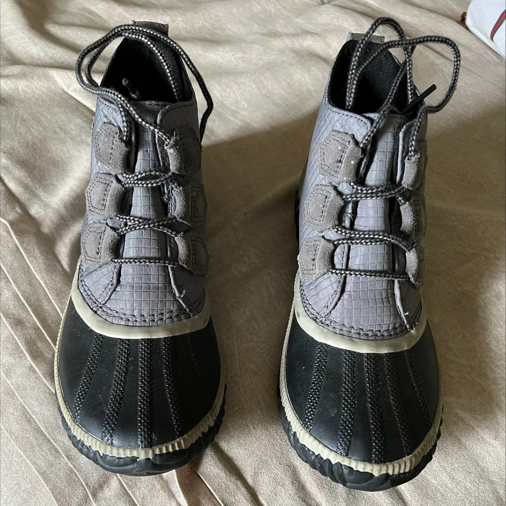 Sorel Waterproof Gray booties size 8.5 Like new.